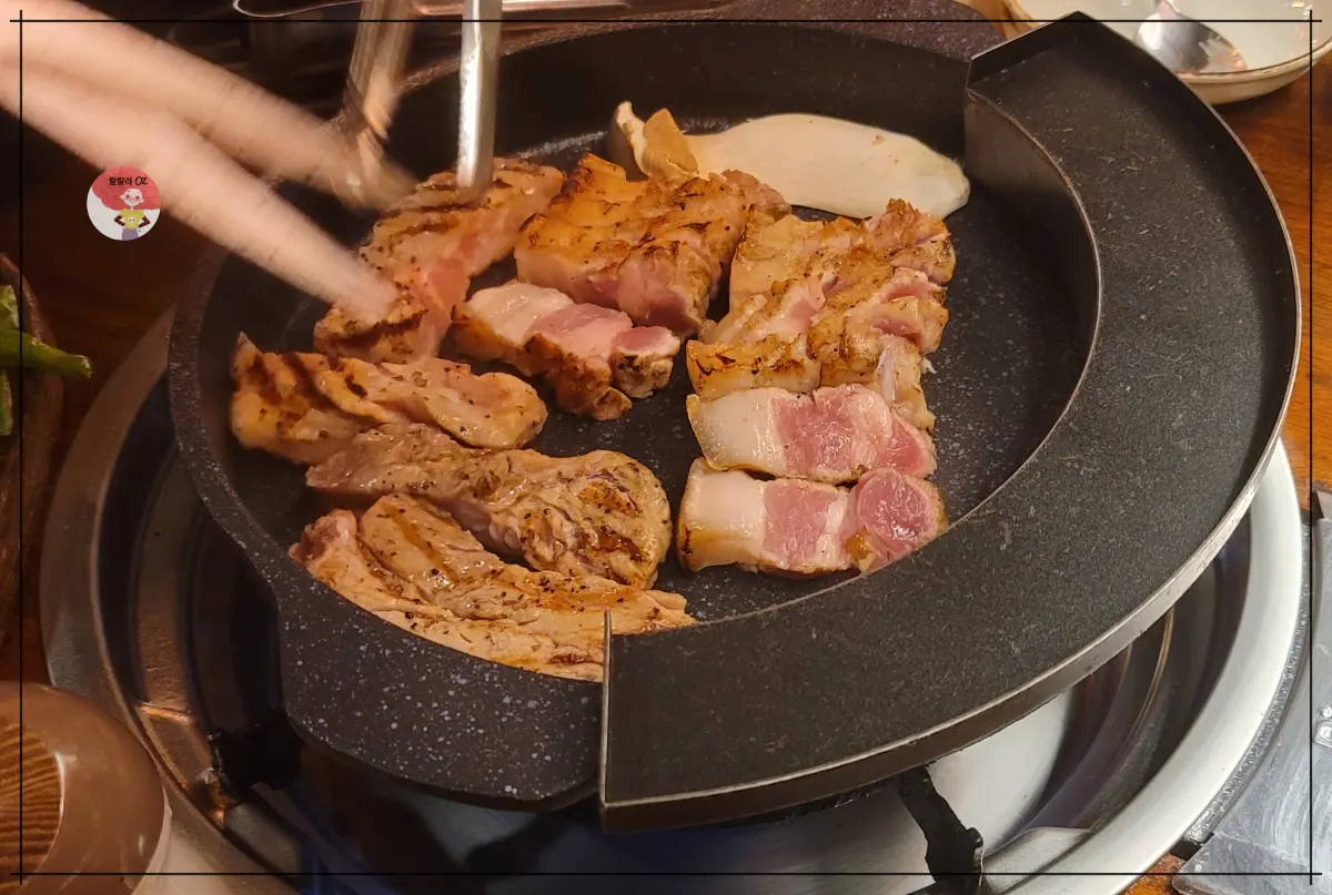 경기-남양주-우돈탄-다산본점-불판에서-구워지는-삼결살과-목살