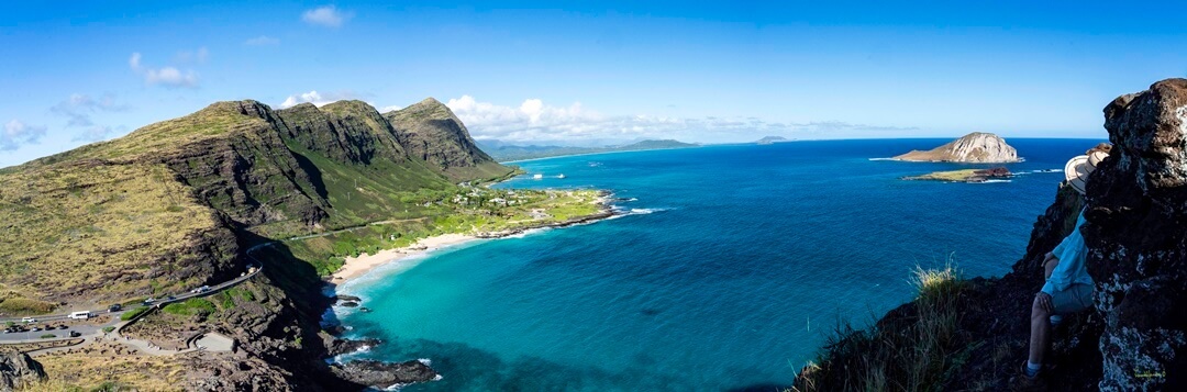 마카푸우 포인트 정상에서 아래 바다를 내려다보는 풍경 사진