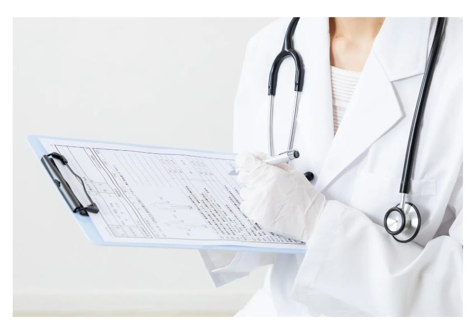 의사가 차팅하고 잇는 사진