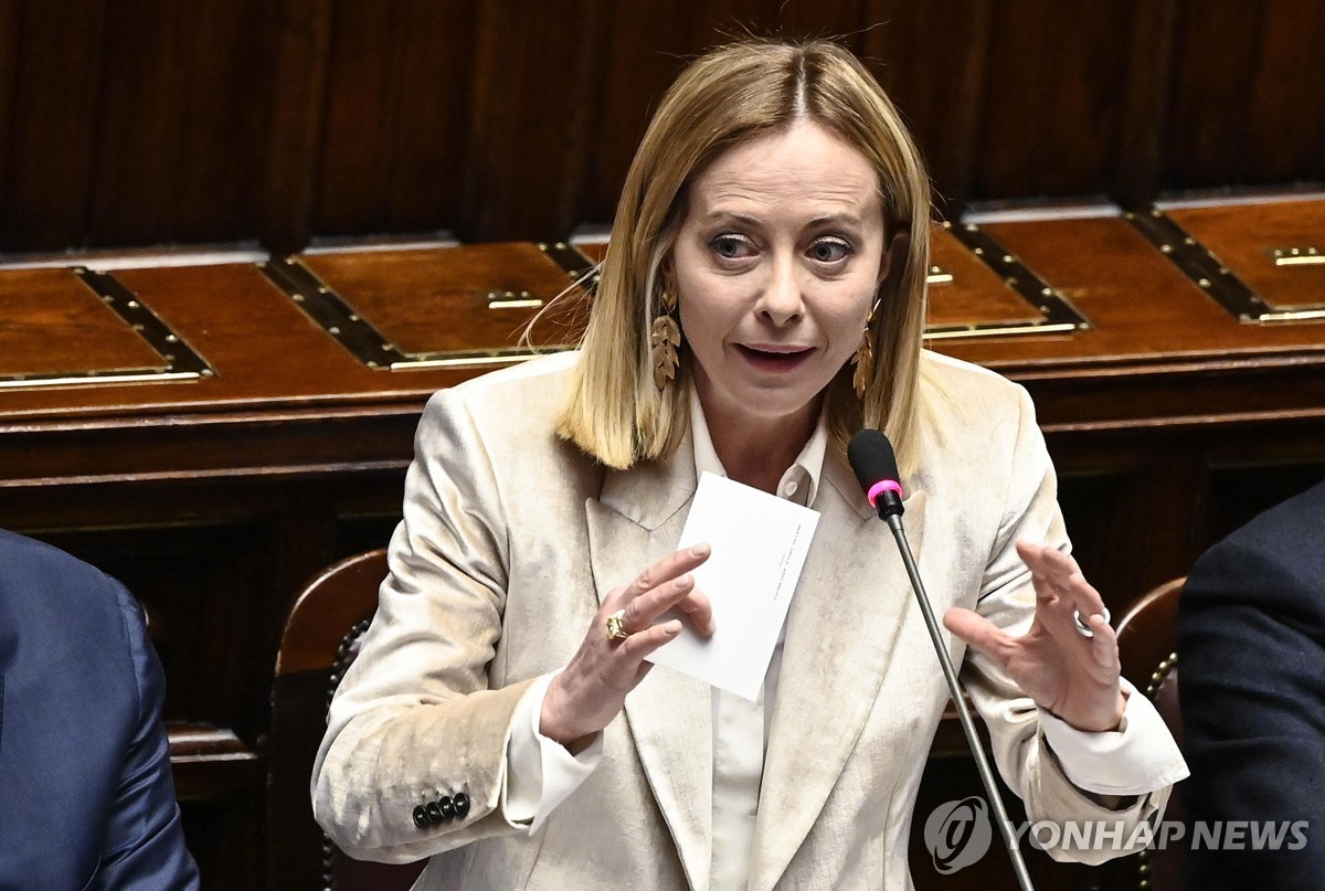 이재명 대통령이 유럽 순방의 두 번째 일정으로 이탈리아를 국빈 방문하며 본격적인 외교 행보에 나섰습니다. 이번 방문은 단순한 의전 차원을 넘어 경제 협력 확대&amp;#44; 첨단산업 교류&amp;#44; 교황청과의 한반도 평화 논의까지 포함된 중요한 외교 일정으로 평가받고 있습니다. 오늘은 이재명 대통령의 이탈리아 국빈 방문 주요 일정과 의미를 정리해보겠습니다. 이재명 대통령&amp;#44; 이탈리아 국빈 방문 시작 이재명 대통령은 10일(현지시간) 이탈리아 로마 피우미치노 국제공항에 도착하며 국빈 방문 일정을 시작했습니다. 이번 방문은 세르지오 마타렐라 대통령의 공식 초청으로 이뤄졌으며&amp;#44; 이탈리아 측은 레드카펫 환영 행사와 함께 군 의장대 도열 등 최고 수준의 국빈 예우를 제공했습니다. 마타렐라 대통령과 정상회담 이 대통령은 이탈리아 대통령궁에서 공식 환영식에 참석한 뒤 마타렐라 대통령과 정상회담을 가졌습니다. 양국 정상은 다음 분야의 협력 강화 방안을 논의했습니다. 경제 및 무역 협력 확대 첨단 제조업 협력 과학기술 공동 연구 문화 및 인적 교류 활성화 국제 안보 현안 협력 한국과 이탈리아는 이미 전략적 동반자 관계를 유지하고 있으며&amp;#44; 이번 정상회담을 통해 협력 수준을 한 단계 끌어올릴 것으로 기대되고 있습니다. 멜로니 총리와 세 번째 정상회담 이 대통령은 이어 조르자 멜로니 총리와 정상회담을 진행할 예정입니다. 이번 회담은: 2025년 유엔총회 2026년 멜로니 총리 방한 이후 세 번째 정상회담으로 알려졌습니다. 양국은 항공우주&amp;#44; 에너지&amp;#44; 바이오&amp;#44; 반도체 등 미래 산업 분야에서 실질적인 협력 방안을 논의할 예정입니다. 경제사절단과 비즈니스 라운드테이블 개최 이번 국빈 방문 기간 중에는 한-이탈리아 비즈니스 라운드테이블도 열립니다. 행사에는: 이재용 삼성전자 회장 최수연 네이버 대표 양국 주요 기업인들 이 참석할 예정입니다. 특히 반도체&amp;#44; 우주항공&amp;#44; 친환경 에너지&amp;#44; 바이오 산업을 중심으로 새로운 투자 기회와 협력 방안을 모색할 것으로 전망됩니다. 바티칸 방문과 교황 면담도 예정 이 대통령은 이탈리아 방문을 마친 뒤 바티칸을 방문할 예정입니다. 주요 일정은 다음과 같습니다. 평화와 연대를 위한 특별 미사 참석 레오 14세 교황 면담 교황청 국무원장 면담 대통령실은 한반도 평화 정착을 위한 국제사회의 관심과 지지를 요청할 계획이라고 밝혔습니다. 이번 국빈 방문의 의미는? 이번 이탈리아 국빈 방문은 단순한 외교 행사 이상의 의미를 지니고 있습니다. 특히: 유럽 외교 네트워크 확대 첨단산업 협력 강화 대유럽 경제 외교 강화 한반도 평화 외교 추진 등 실질적인 성과 창출 여부에 관심이 쏠리고 있습니다. 대통령실은 이탈리아를 &amp;quot;국익 중심 실용 외교를 유럽으로 확장하는 핵심 파트너&amp;quot;라고 설명했습니다. 마무리 이재명 대통령의 이탈리아 국빈 방문은 경제&middot;외교&middot;문화&middot;안보 분야를 아우르는 종합 외교 일정으로 평가받고 있습니다. 특히 한-이탈리아 정상회담과 경제인 간 교류&amp;#44; 교황청 방문을 통해 어떤 구체적인 성과가 도출될지 주목되고 있습니다. 향후 유럽 순방 일정과 함께 G7 정상회의를 앞둔 이 대통령의 외교 행보에도 관심이 집중되고 있습니다. SEO 키워드 이재명 이탈리아 국빈 방문&amp;#44; 이재명 대통령 이탈리아&amp;#44; 한이탈리아 정상회담&amp;#44; 이재명 멜로니 회담&amp;#44; 마타렐라 대통령&amp;#44; 이재용 이탈리아 방문&amp;#44; 교황 면담&amp;#44; 유럽 순방&amp;#44; G7 정상회의&amp;#44; 한이탈리아 경제협력