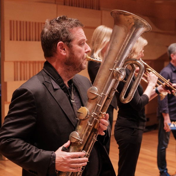 오피클레이드를 연주 중인 남성