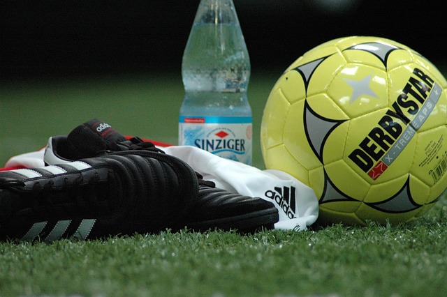 축구공, 축구화, 물병이 가지런히 놓여 있는 사진