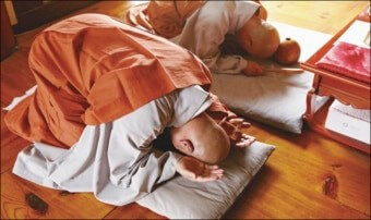 스님들이-부처님게-정성을-다하여-절하는-모습