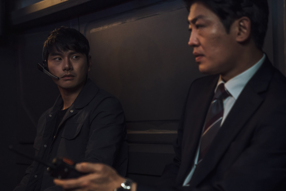 영화 히트맨 딸 가영을 납치해서 준을 협박하는 형도에게 환멸을 느끼는 철이