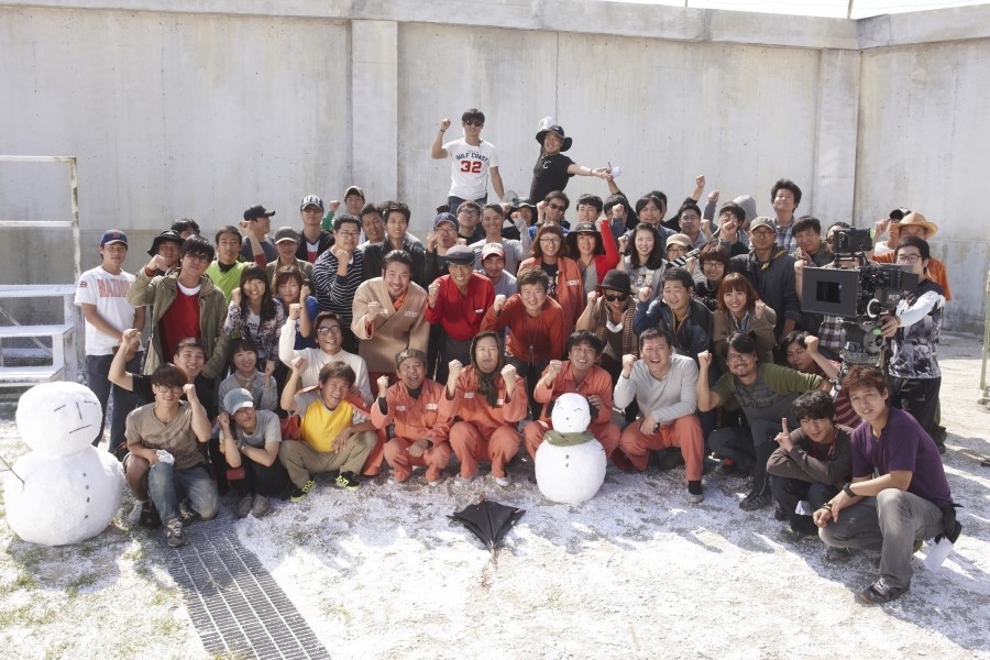 7번 방의 선물 출연진 및 제작진 단체 사진 썸네일