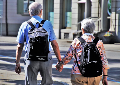 노부부가 손잡고 있는 사진