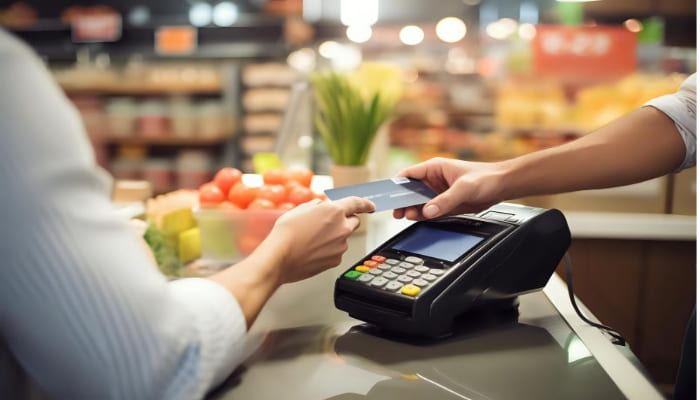 소비자가 마트 계산대에서 소비쿠폰 결제를 하는 장면