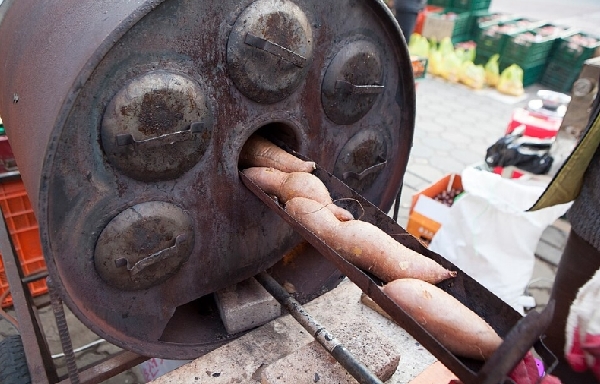 고구마를 통에 넣어 굽고 있다