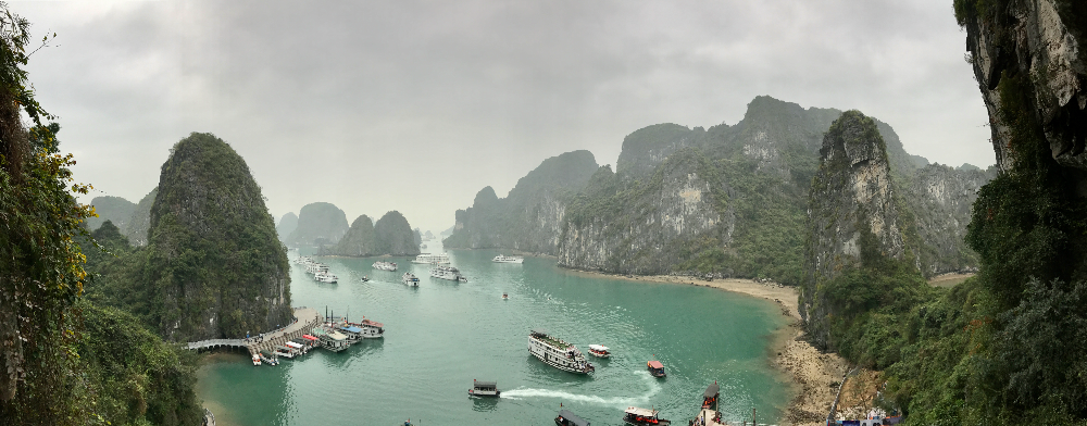 하롱베이 승솟동굴에서 바라다 본 바다풍경