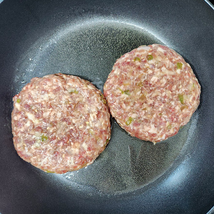 프라이팬에 굽고있는 떡갈비