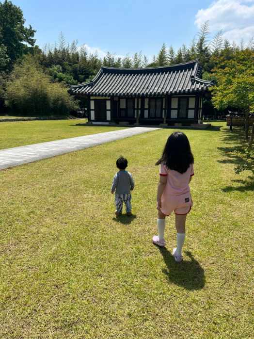 죽녹원 안에 위치한 한옥숙소 정원에서 내 아이들이 거니는 모습