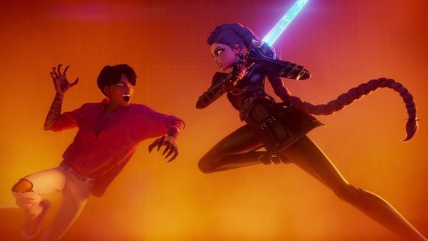 세계관 프롤로그는 악마가 인간 혼을 수탈해 귀마를 먹이는 구조, 그리고 세 명의 여성 퇴마자가 노래로 혼문을 세워 세대를 이어왔다는 역사로 시작합니다. 현재 시점에서 헌트릭스는 월드투어를 마치고 ‘Golden’ 라이브를 준비하지만, 루미는 반악마 혈통 때문에 목소리가 흔들리고 셀린만 이 비밀을 압니다. 한편 귀마는 전략을 바꾸고, 악마 진우는 ‘사자 보이즈’를 결성해 팬을 빼앗아 혼문을 약화시키자고 제안합니다. 헌트릭스는 데뷔 현장에서 그들의 정체를 눈치채고, 목욕탕 추격전 등 소동 속에서 진우는 루미의 혈통을 알게 되지만 동료에게 숨겨줍니다.