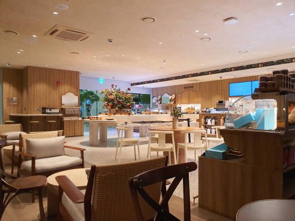 인천광역시 중구 인천국제공항 제2여객터미널 24시간 카페 파리크라상 랜드사이드T2점