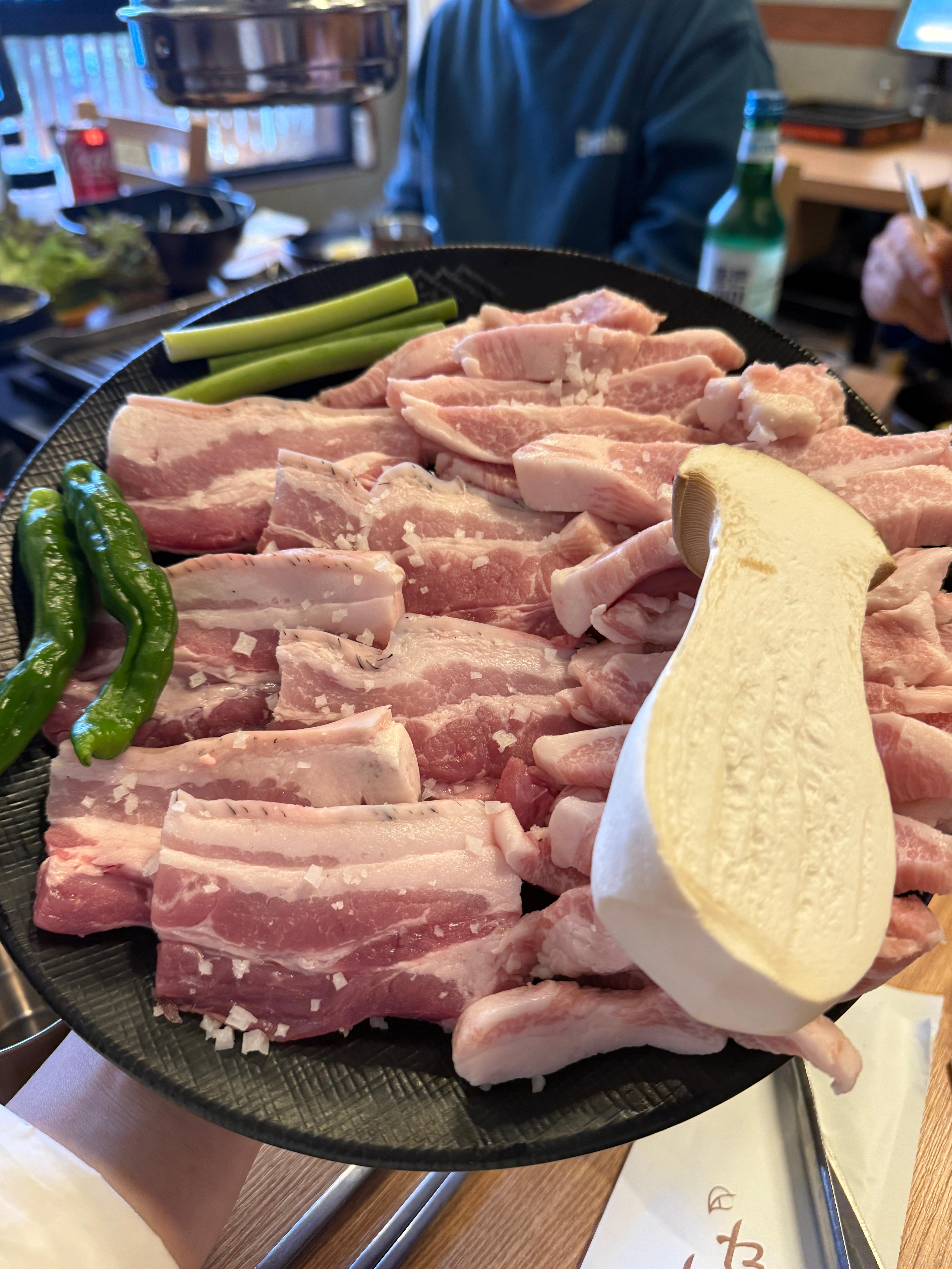 만인의 흑돼지삼겹살과 항정살, 마늘쫑, 새송이버섯