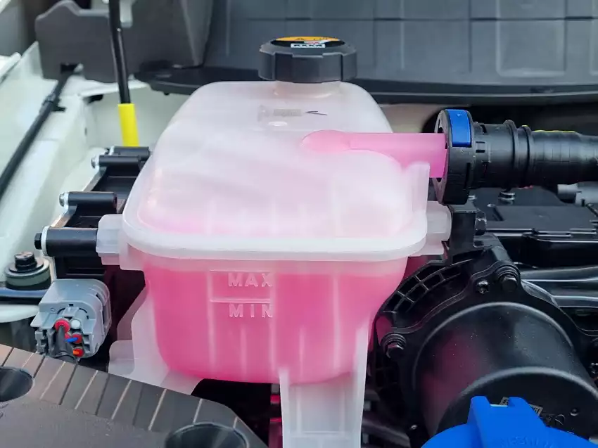 냉각수 레벨 게이지 위에 체크 표시가 보입니다.