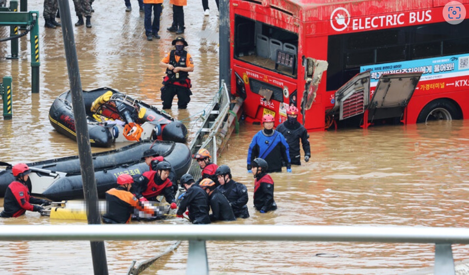 119 구조대원들, 시신으로 발견된 실종자 수습(사진=연합뉴스)
