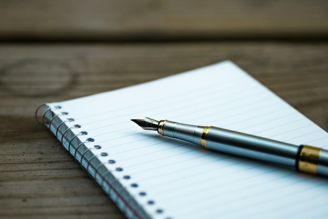 메모를 적는 노트와 펜