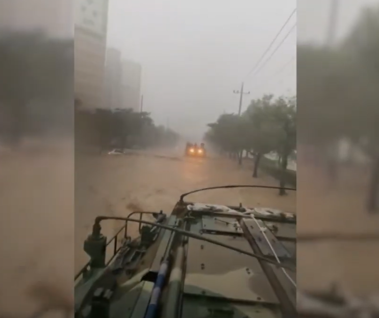 해병대 장갑차 주민 구조