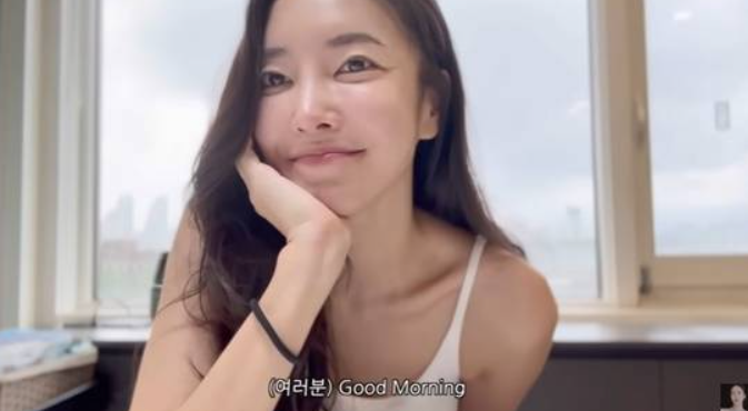 김윤지가 유튜브 채널을 통해 팬들과 소통하는 장면