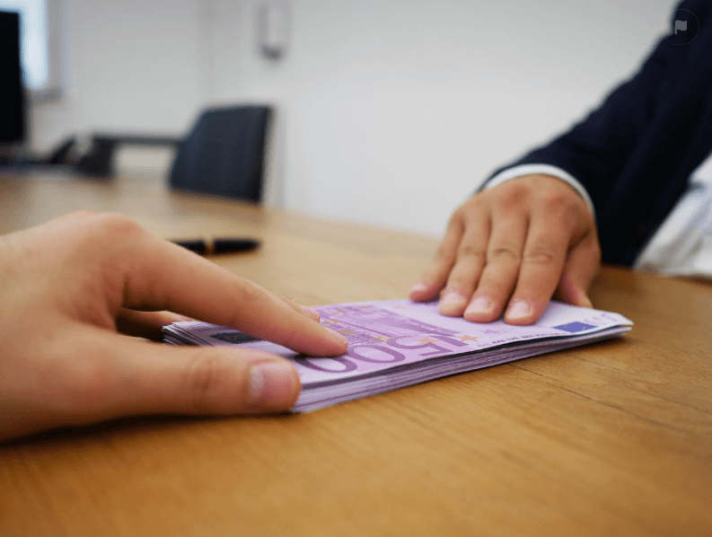 돈을건네는모습