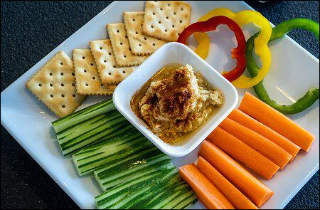 후무스와 신선한 채소들이 모여있는 접시