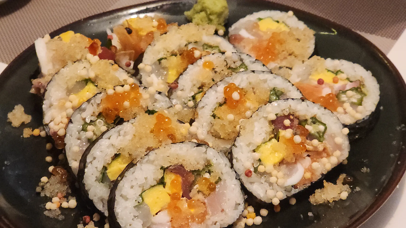 다양한 재료를 넣고 큼직하게 만든 일본식 김밥