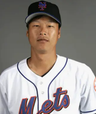 연금-흰유니폼을 입고 서있는 구대성