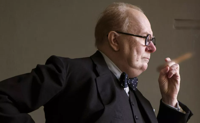 처칠이 왼쪽 손을 올린채 창밖을 내다보는 옆모습