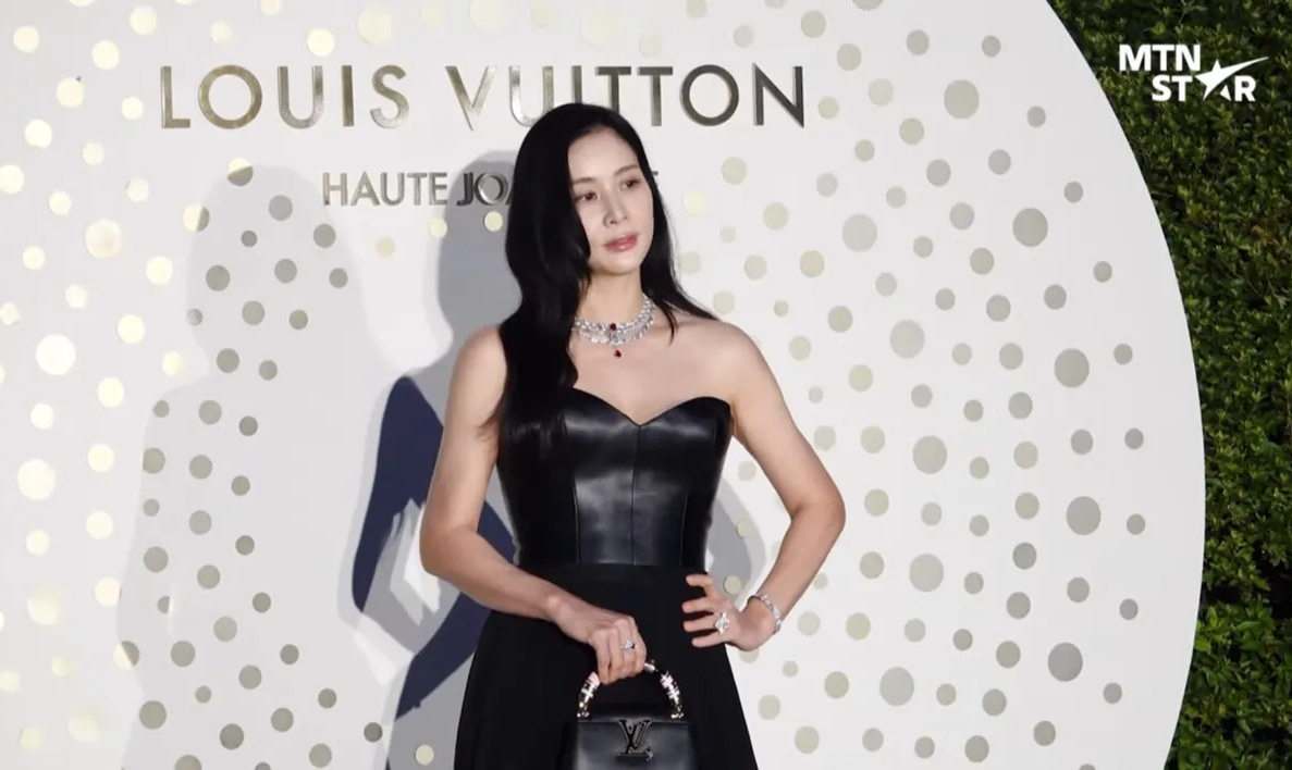 루이비통 하이 주얼리, 루이비통 버츄어시티 컬렉션, 신민아 화보, 신민아 루이비통, 고소영 패션, 고소영 동안 비결, 다이아몬드 반지 추천, 오프숄더 드레스 코디, 하이 주얼리 스타일링, 40대 여성 하이 주얼리, 명품 주얼리 브랜드, 셀럽 착용 주얼리, 공유 수트핏, 공유 공식석상 패션, 명품 수트 코디법, 신민아 공유 루이비통, 공유 신민아 투샷, 루이비통 커플 화보, 남녀 하이 주얼리 스타일링