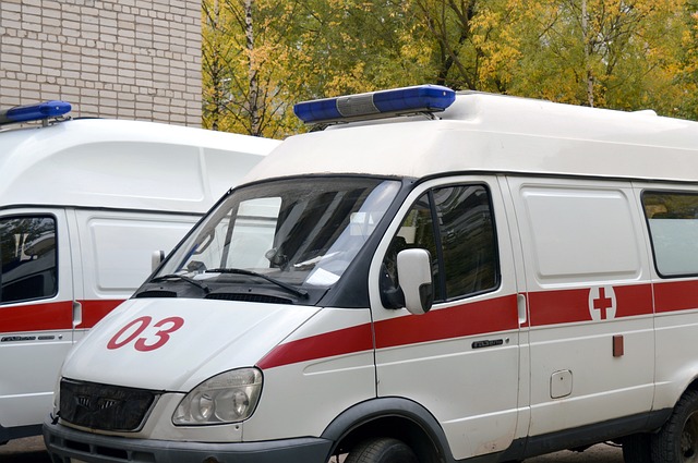 https://cdn.pixabay.com/photo/2015/10/25/08/24/ambulance-1005433_640.jpg