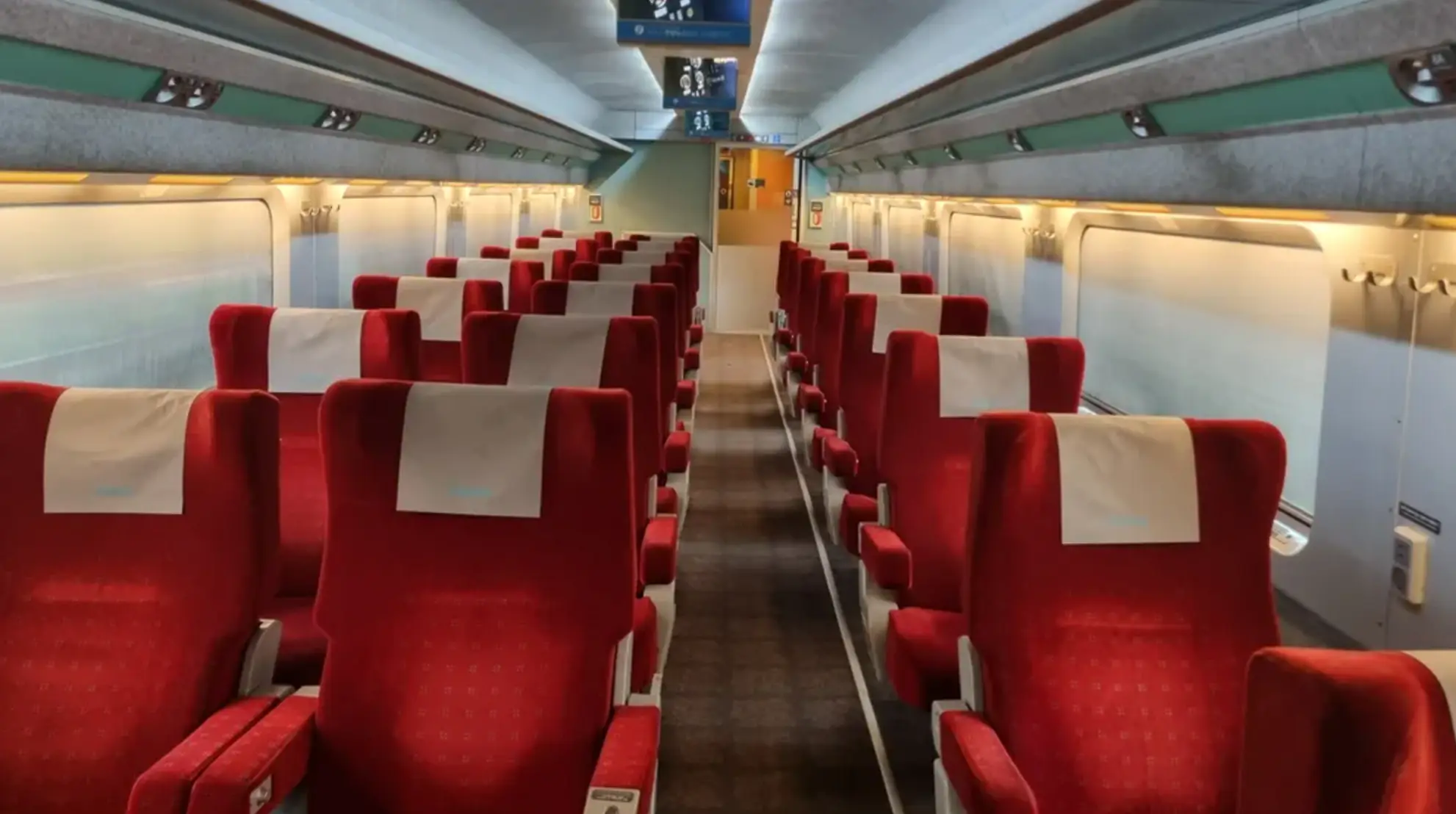 KTX 특실을 정면에서 바라본 모습