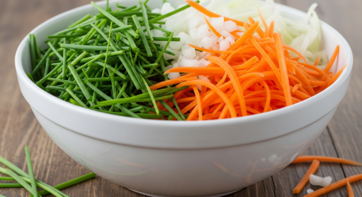 넓은 볼에 초록 부추, 주황 당근, 하얀 양파가 섞여 다채로운 색감을 뽐내는 모습