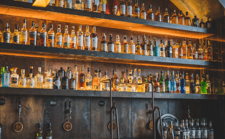 바 진열장에 다양한 술이 진열되어 었다