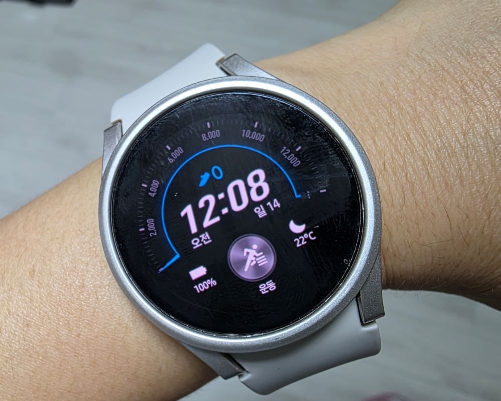 삼성스마트워치 착용한 모습