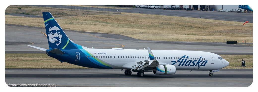 알래스카항공 737-9 MAX 비행기가 공항에 있는 모습을 찍은 사진