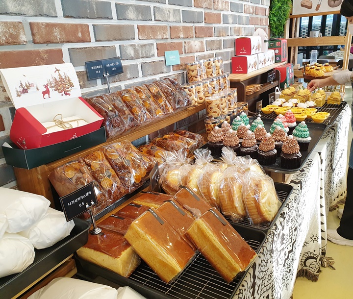 숲속의제빵소에서-판매되고-있는-카스테라같은-빵들이-있다