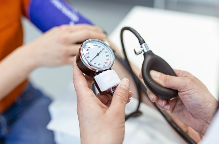 고혈압관리 혈압낮추는방법 혈압약 심혈과질환예방 건강관리 식이요법 저염식 운동효과 BMI관리 생활습관개선.png