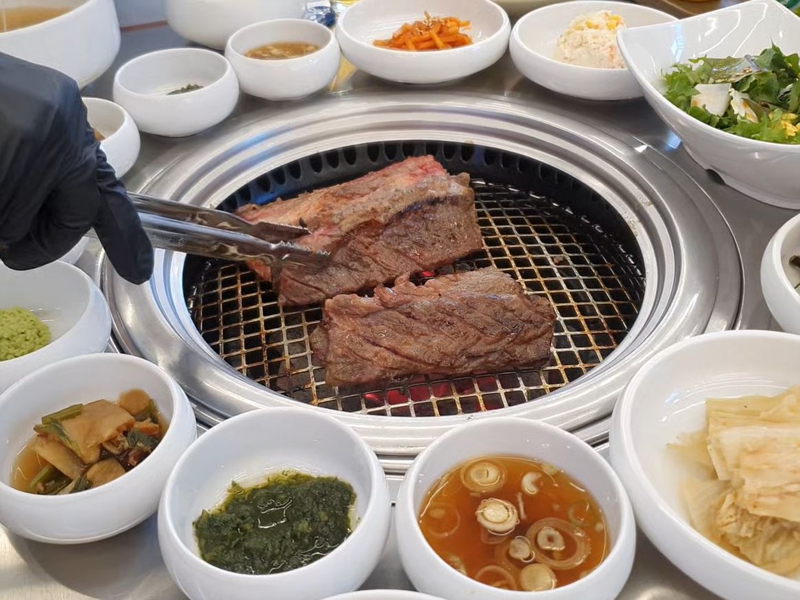 직원분이_직접_구워주는_갈비