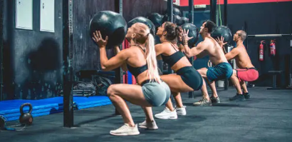 단체로 크로스핏을 하고 있는 모습