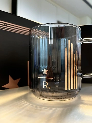 차가운 분위기를 연출하는 스타벅스 리저브 유리컵