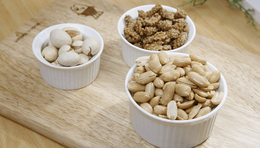 비타민E가 많은 음식 땅콩과 함께 여러 가지 견과류가 그릇에 담겨 있다