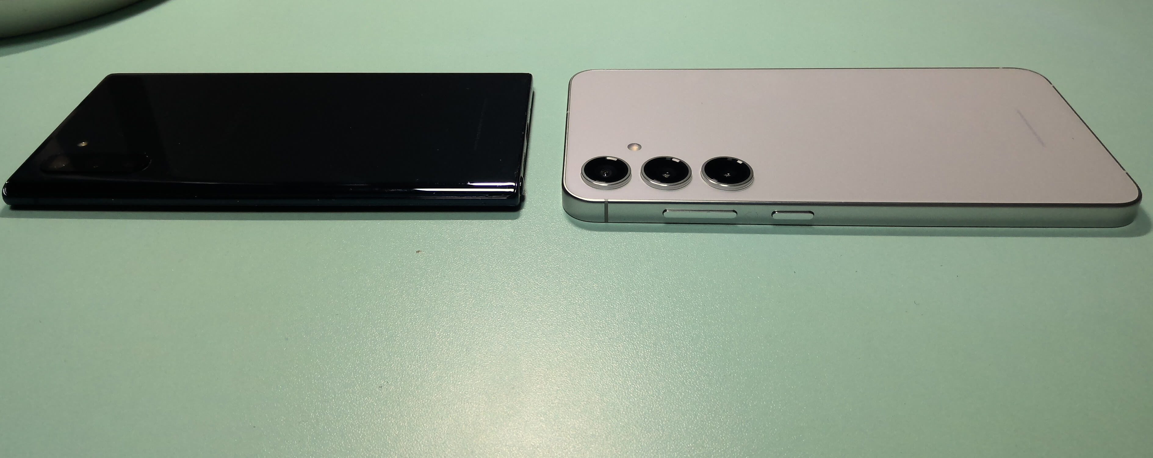 노트 10과의 비교 옆면