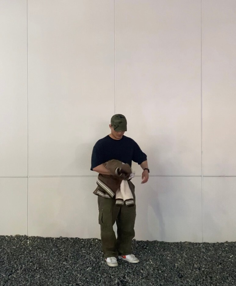 데일리룩(오뭘입)_도미넌트 야구점퍼 바시티 스타디움 재킷, 어커버 반팔, 프리즘웍스 카고 바지, 나이키 블레이저 로우, 남자데일리룩, 남자데일리코디, 남자데일리패션, ootd