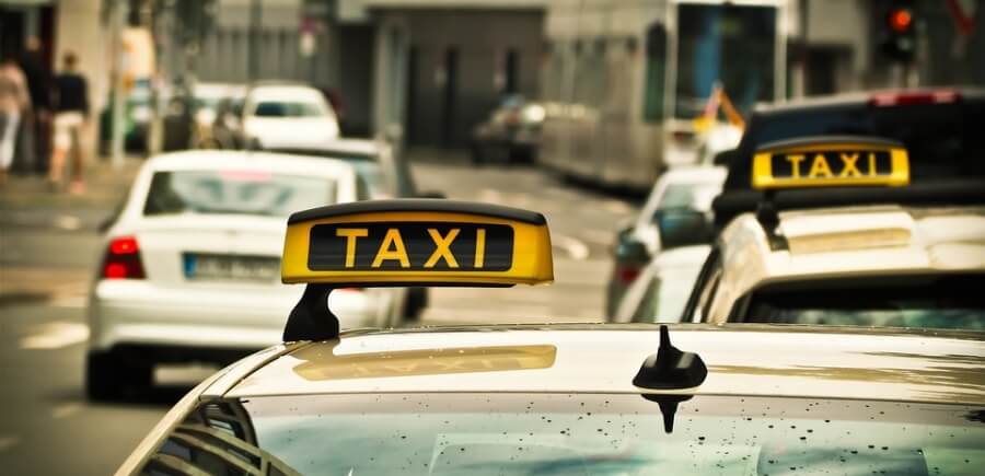 도로위 택시 이미지