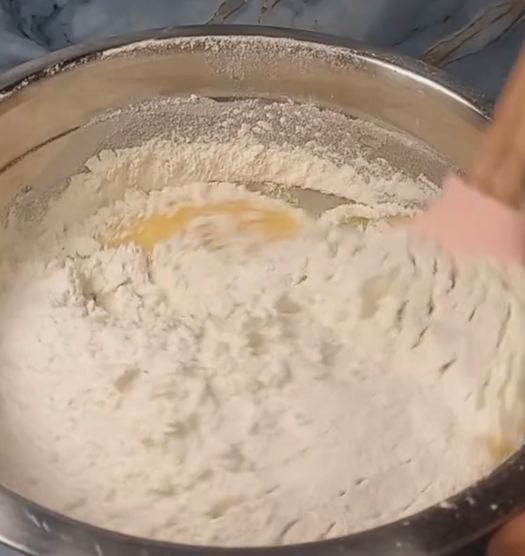 가루재료와 액체재료를 가볍게 썪어준다