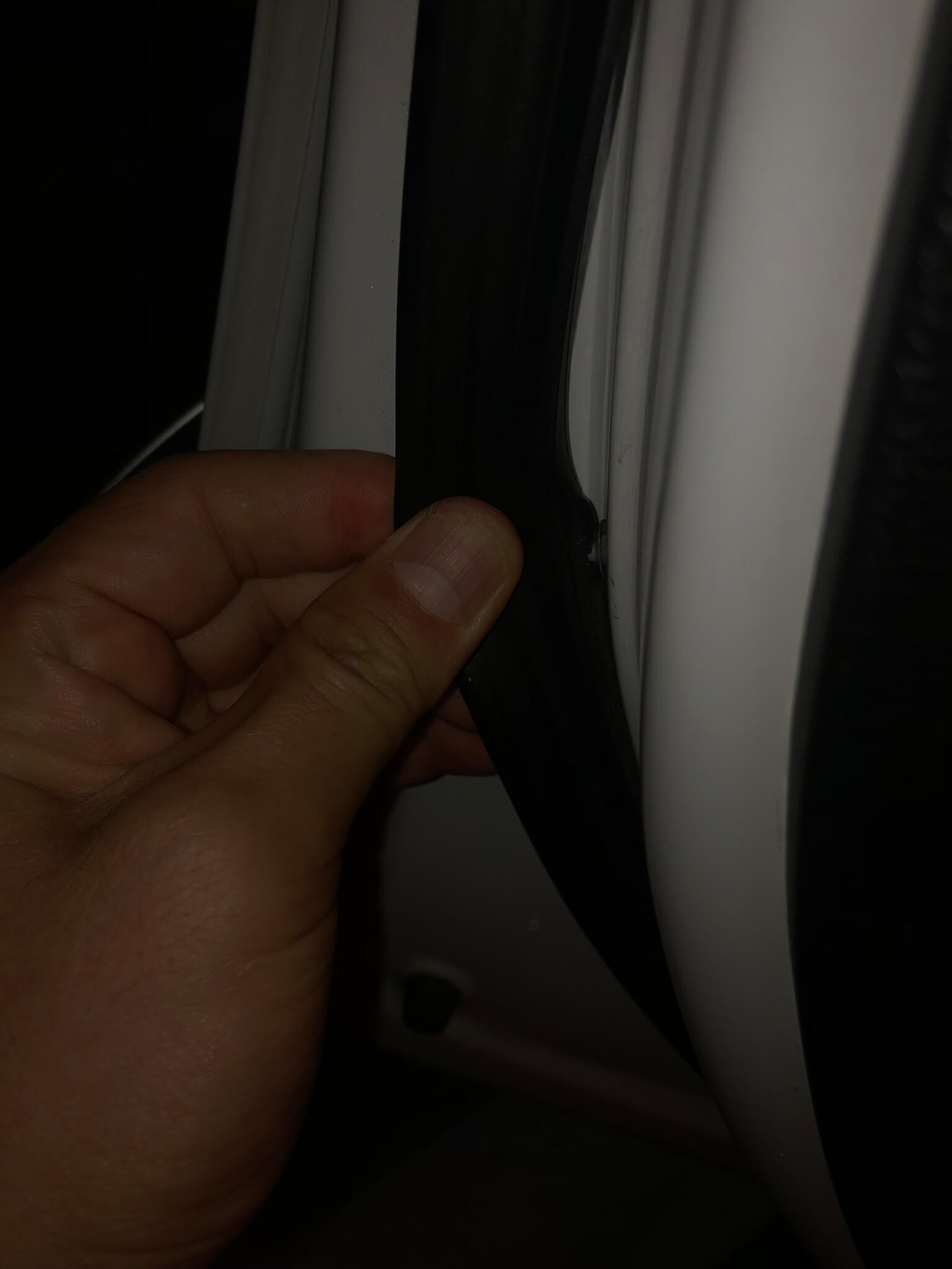 침수차량 구별법(차량 문 고무몰딩 확인)