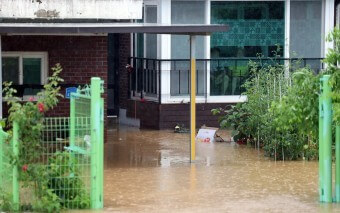 집-마당에-물이-가득차며-현관까지도-엉망이-되어버린-단독추택