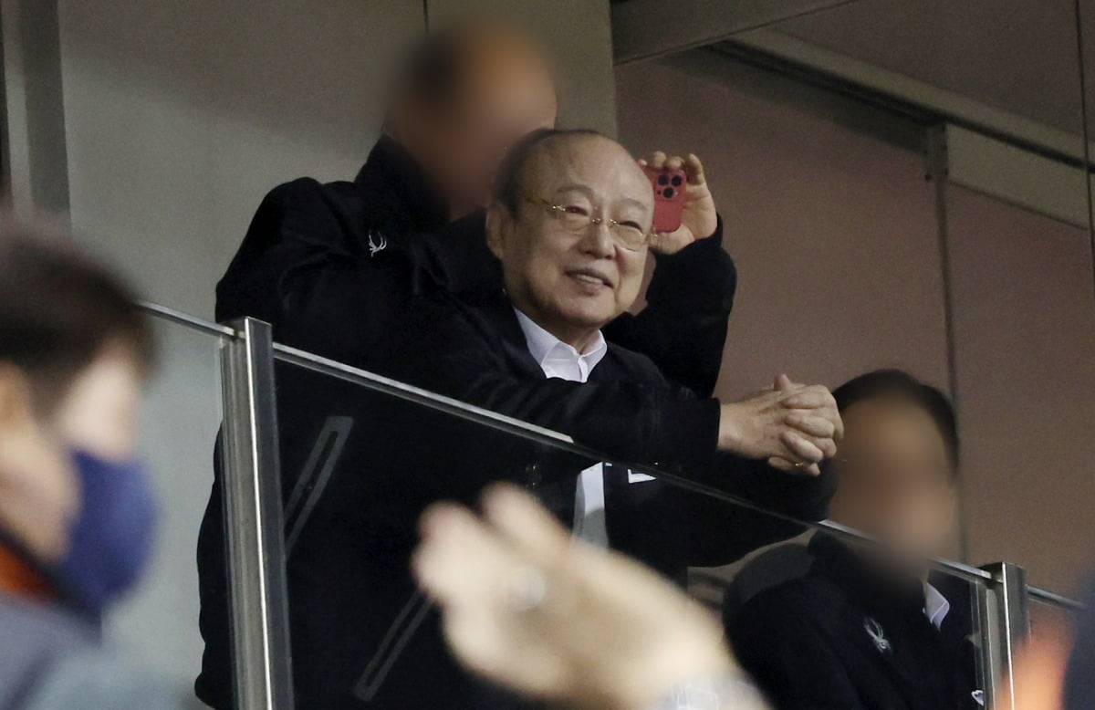 한화 이글스 구단주인 김승연 한화그룹 회장이 3월 29일 대전 한화생명이글스파크에서 열린 프로야구 KT 위즈와 한화 이글스의 경기를 지켜보고 있다.