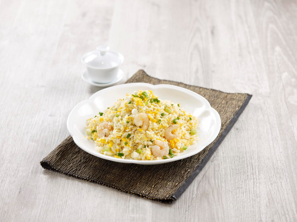 접시에 담긴 콜리플라워볶음밥