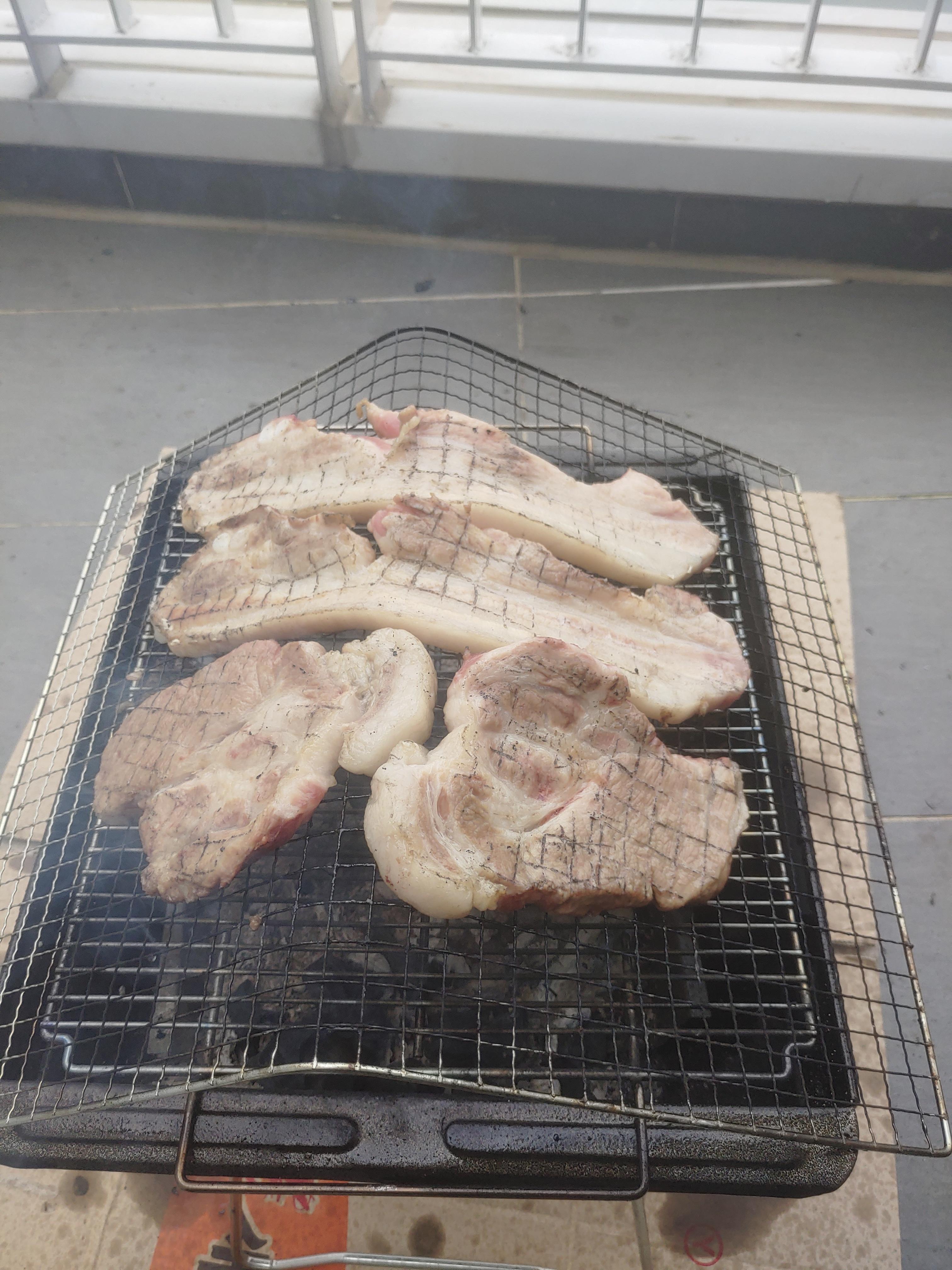 캠핑용화로 일회용석쇠 그리고 장작 숯불구이